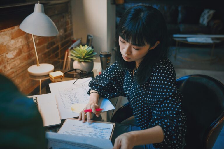 Image of a woman at a desk and office chair in Japan